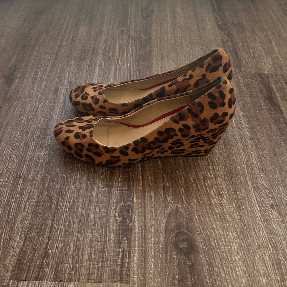 CL by laundry. Size 10m. Wedged heel. Cheetah print.